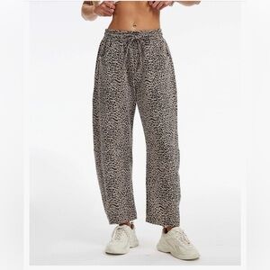 BARREL LEG LEOPARD JOGGER